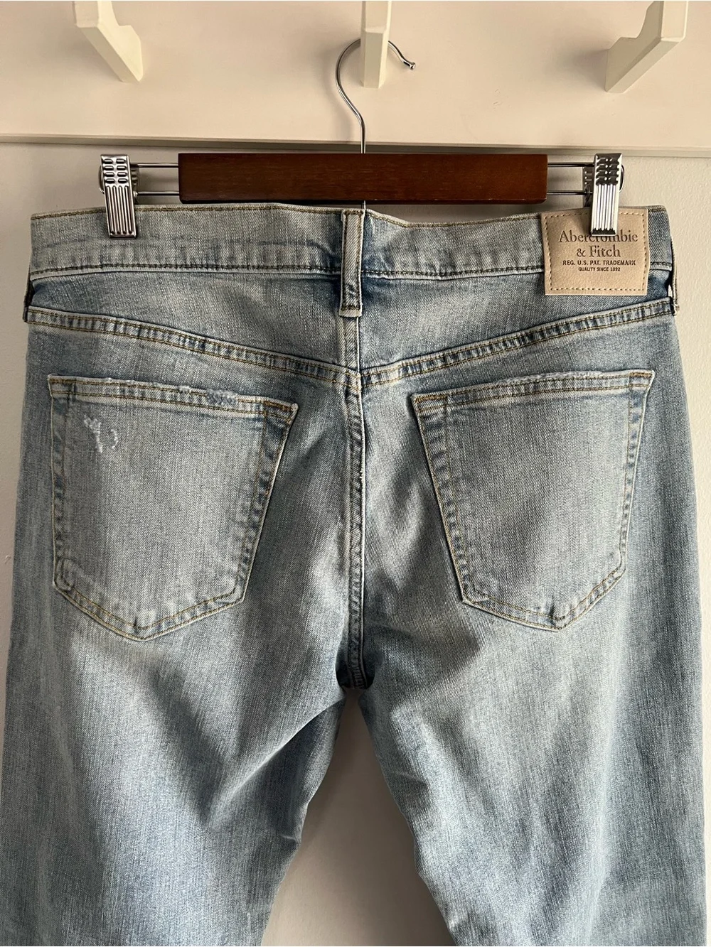 NWT Abercrombie & Fitch Slim Taper Jeans 31x30 Light Wash Distressed Stretch